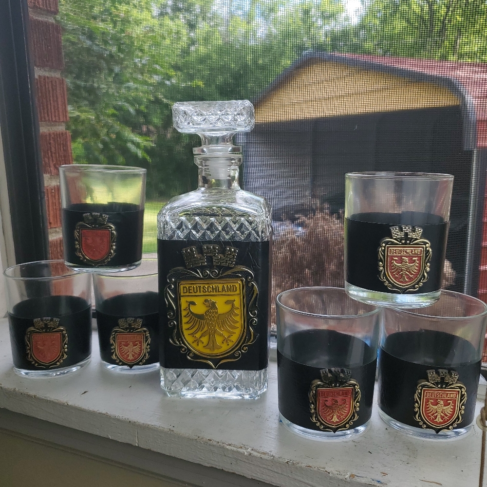 Liquor decanter & glasses set Vintage